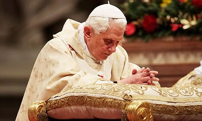 benedicto_xvi_rezando